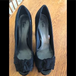 Sz 7 black Fioni open toe heels